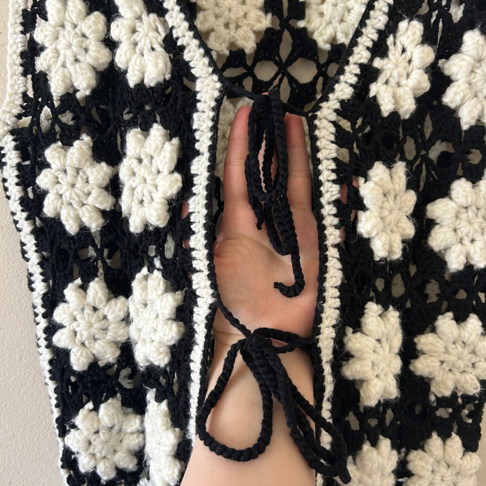 Dreamers by Debut Black White Daisy Flower Crochet‎ Vest Boho festival S/M - Picture 4 of 8